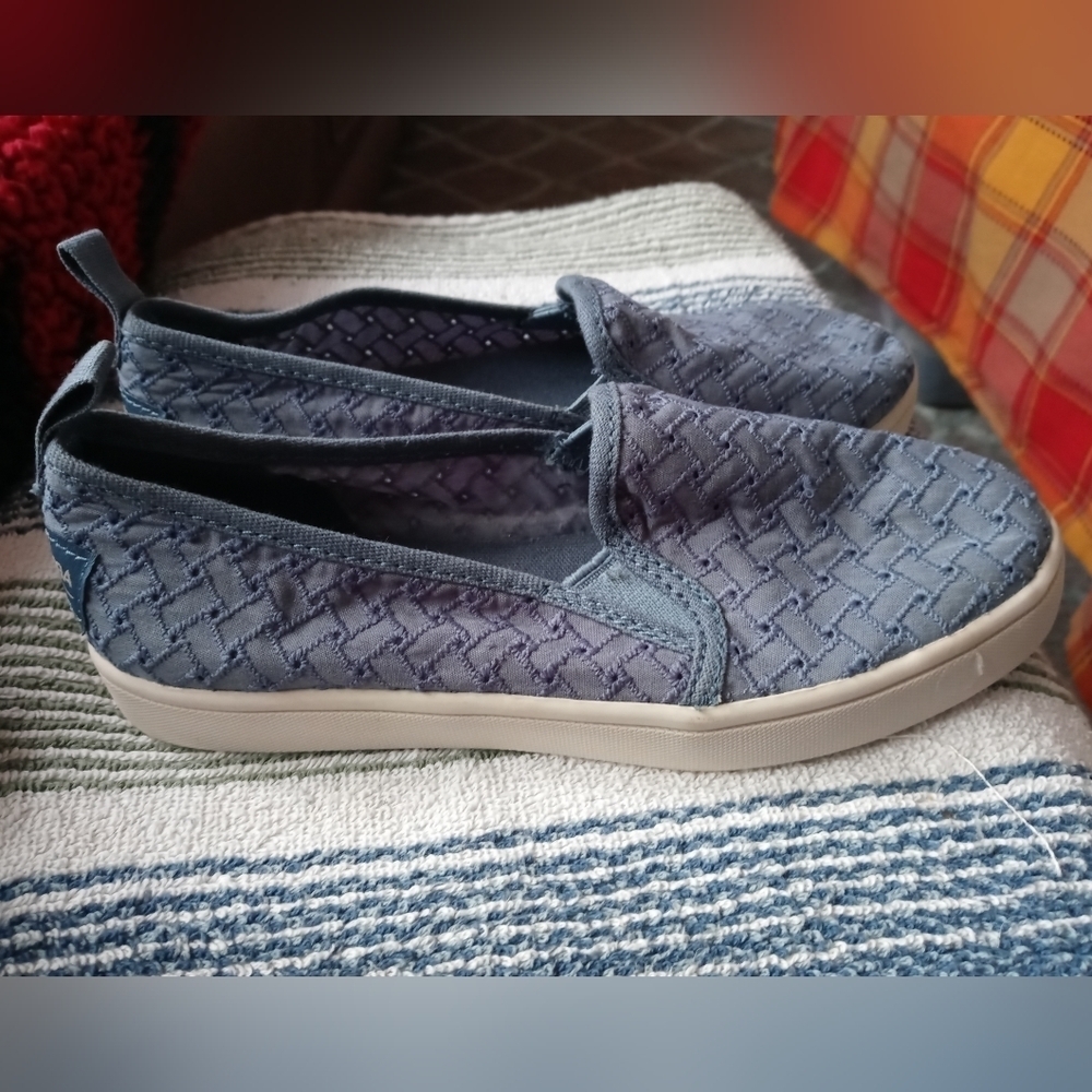 Koolaburra by UGG Amiah girls 13 blue woven perforated slip on casual sneakers